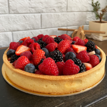 Пирог с ванильным кремом и свежими ягодами