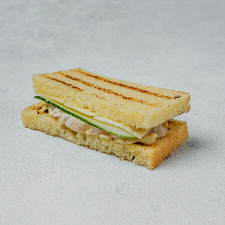 Сэндвич с куриным филе на хлебе бриошь