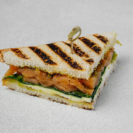 Сэндвич с лососем, шпинатом и сливочным сыром
