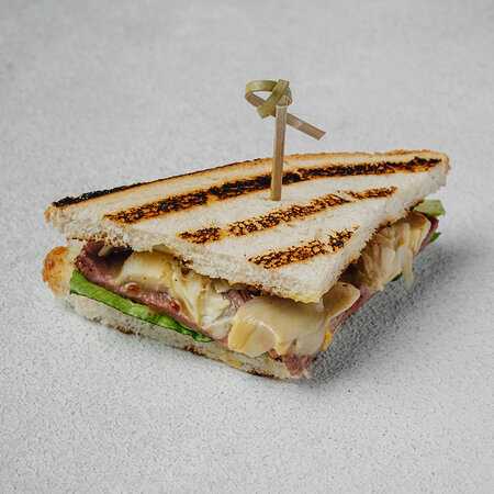 Сэндвич с ростбифом, романо и горчичным соусом