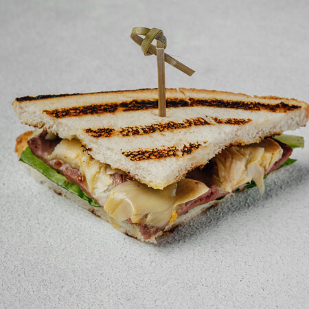 Сэндвич с ростбифом, романо и горчичным соусом