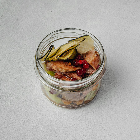 Салат с уткой конфи, чипсами из баклажана и ягодным соусом
